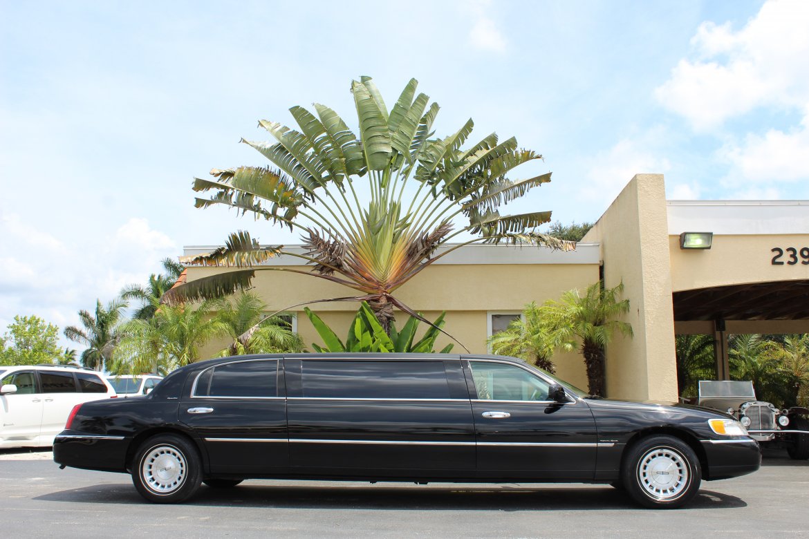 Limousine for sale: 1999 Lincoln Town Car by DaBryan