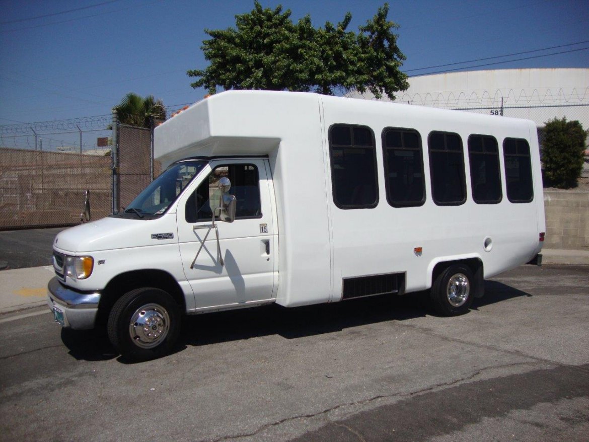 Shuttle Bus for sale: 2002 Ford E-450 Super Duty Paratransit by Diamond Coach