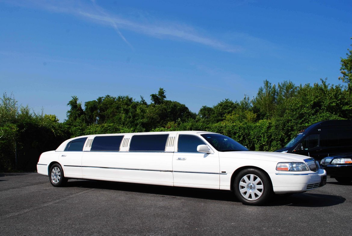 Limousine for sale: 2005 Lincoln Lincoln Town Car Limousine 140&quot; by Tiffany