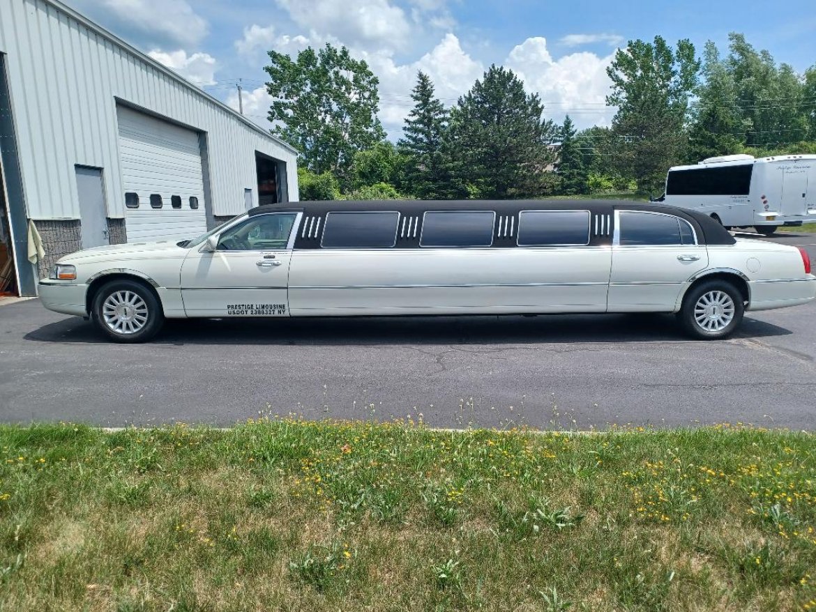 Limousine for sale: 2006 Lincoln Lincoln Super Stretch 13-14 pass. 130&quot; by Ultra Coachbuilders