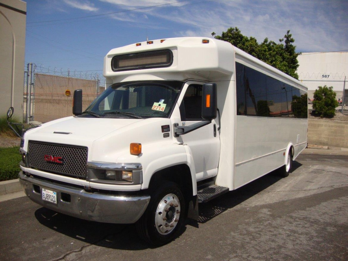 Shuttle Bus for sale: 2007 GMC C5500 ADA by Glaval Bus