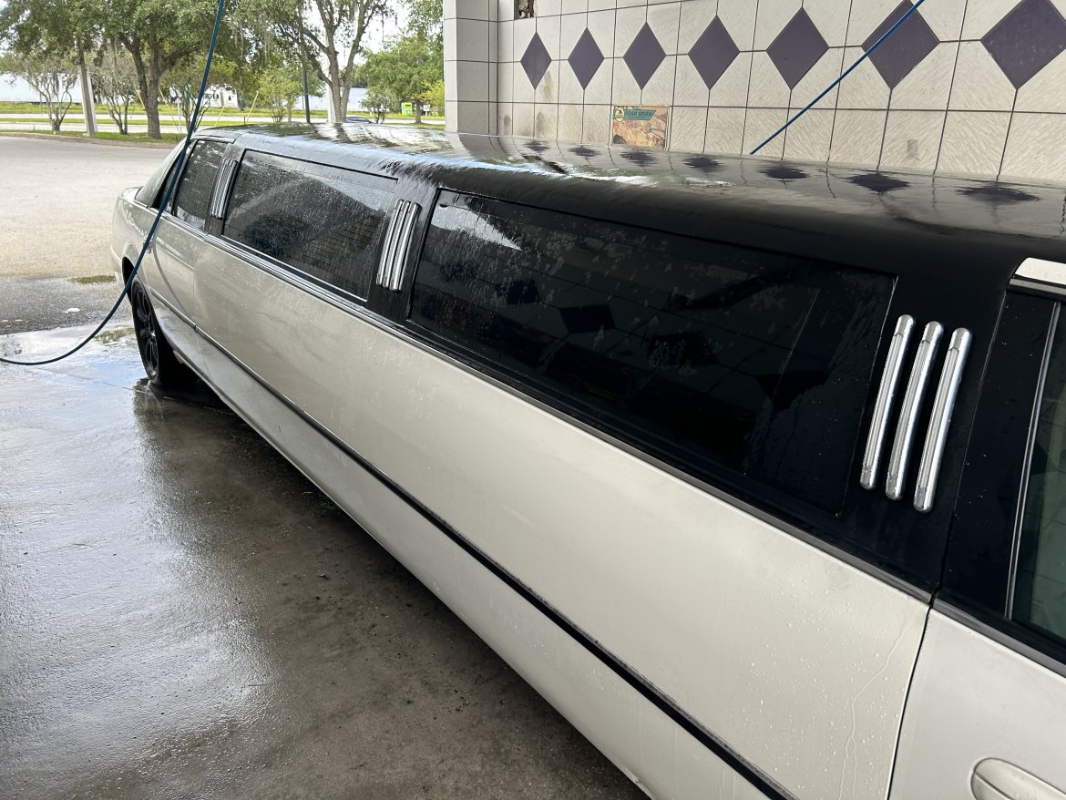 Limousine for sale: 2008 Cadillac Dts 26&quot; by Not sure