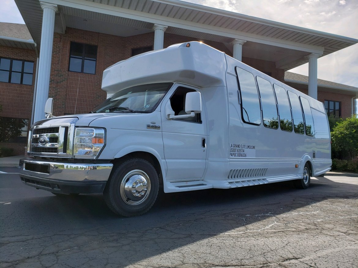 Limo Bus for sale: 2008 Ford E-450 by Turtle Top
