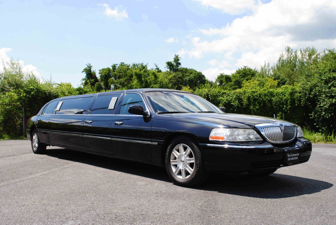 Limousine for sale: 2009 Lincoln 2009 Lincoln Town Car 140&quot; by Krystal