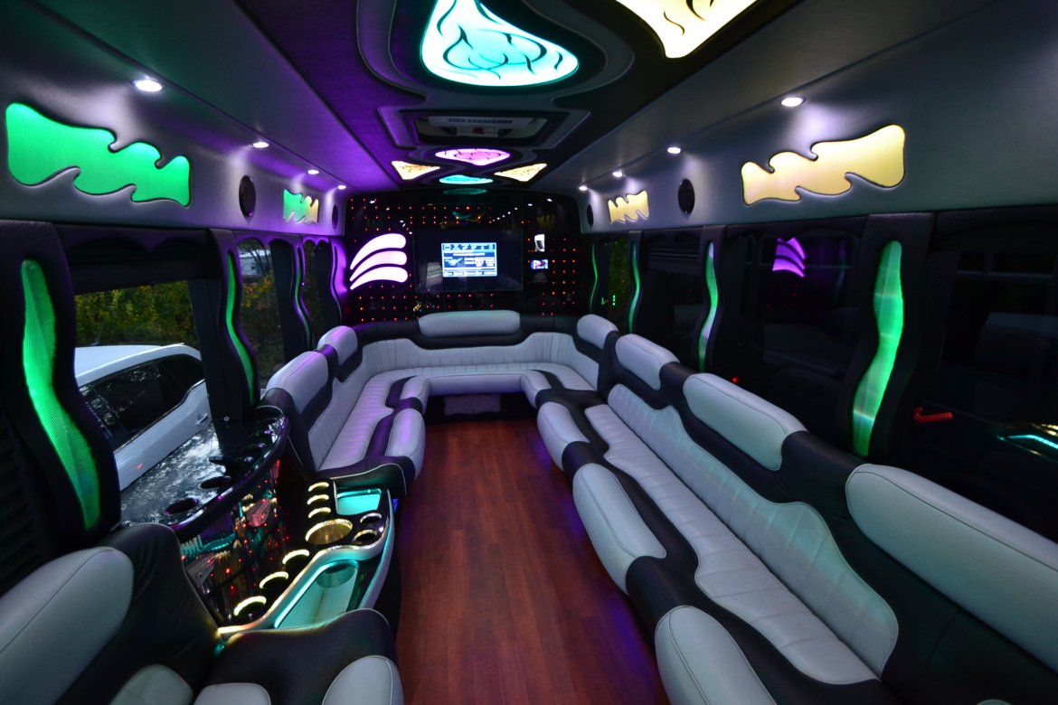 Limo Bus for sale: 2013 International Starcraft 26&quot; by Top Limo Mfg.